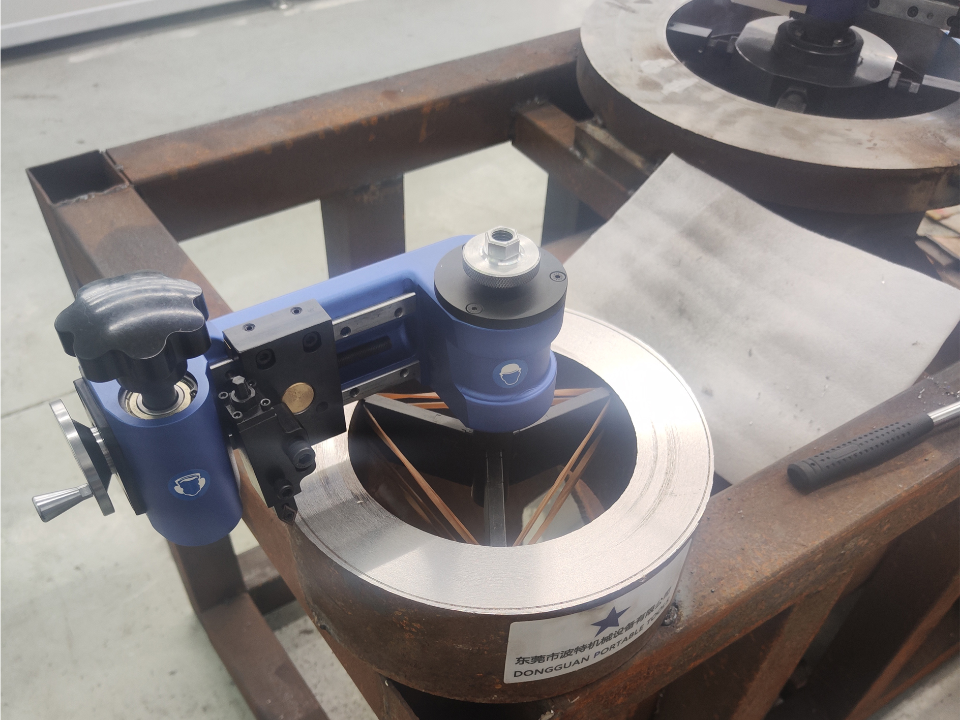 Manual flange facing machine tools